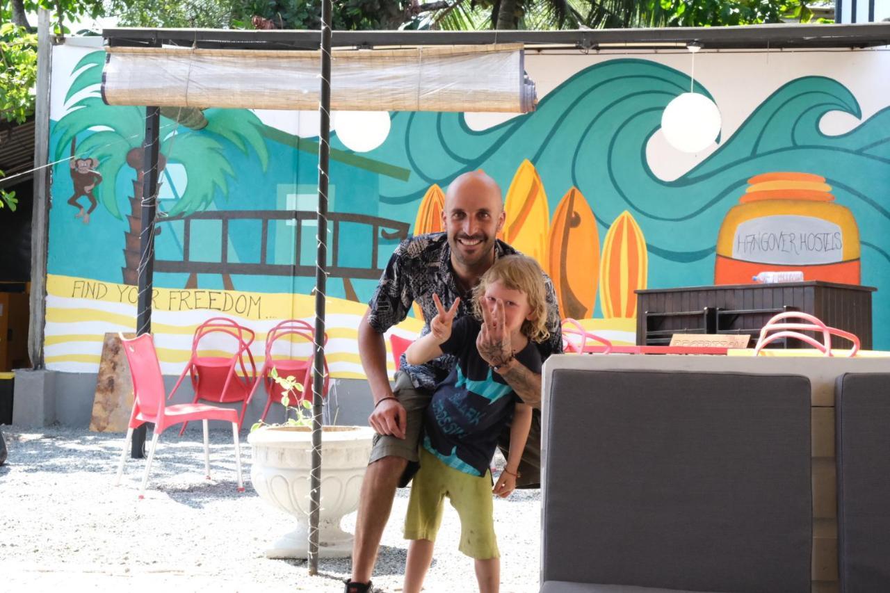 Hangover Hostels Mirissa Bagian luar foto