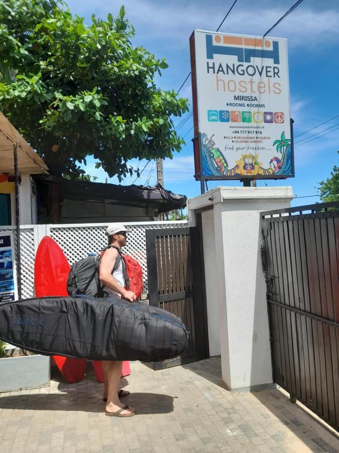 Hangover Hostels Mirissa Bagian luar foto