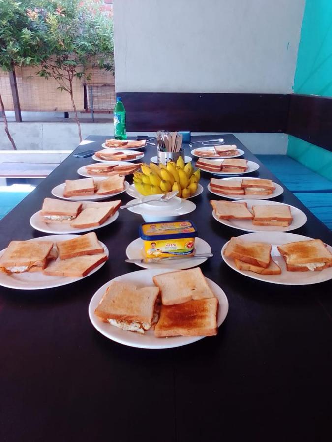 Hangover Hostels Mirissa Bagian luar foto