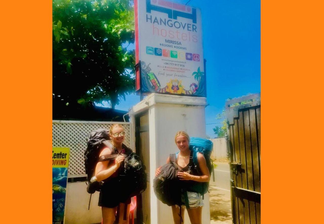 Hangover Hostels Mirissa Bagian luar foto