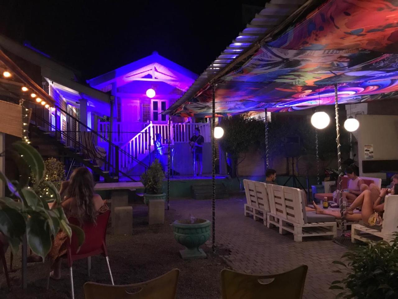 Hangover Hostels Mirissa Bagian luar foto