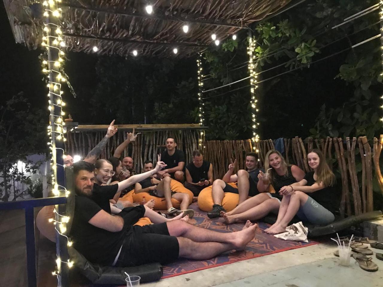 Hangover Hostels Mirissa Bagian luar foto