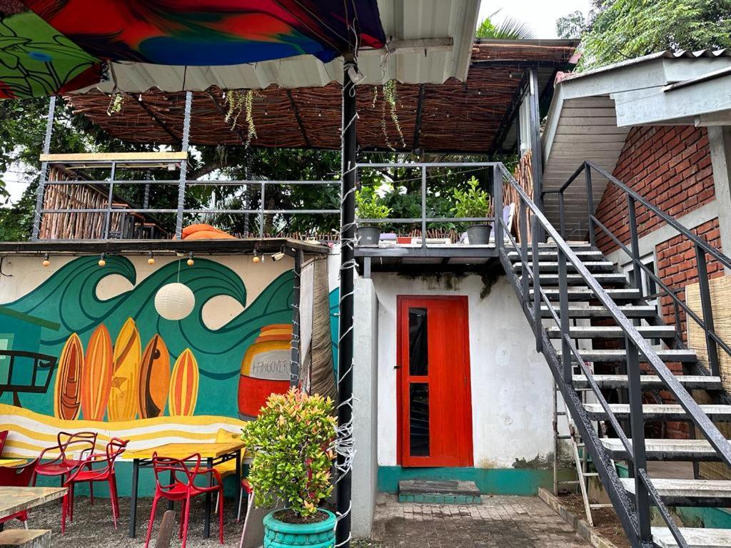 Hangover Hostels Mirissa Bagian luar foto