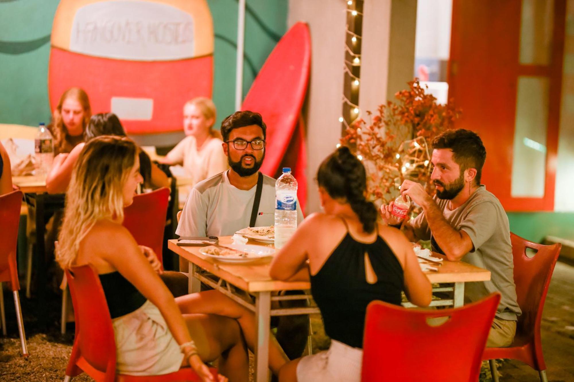 Hangover Hostels Mirissa Bagian luar foto