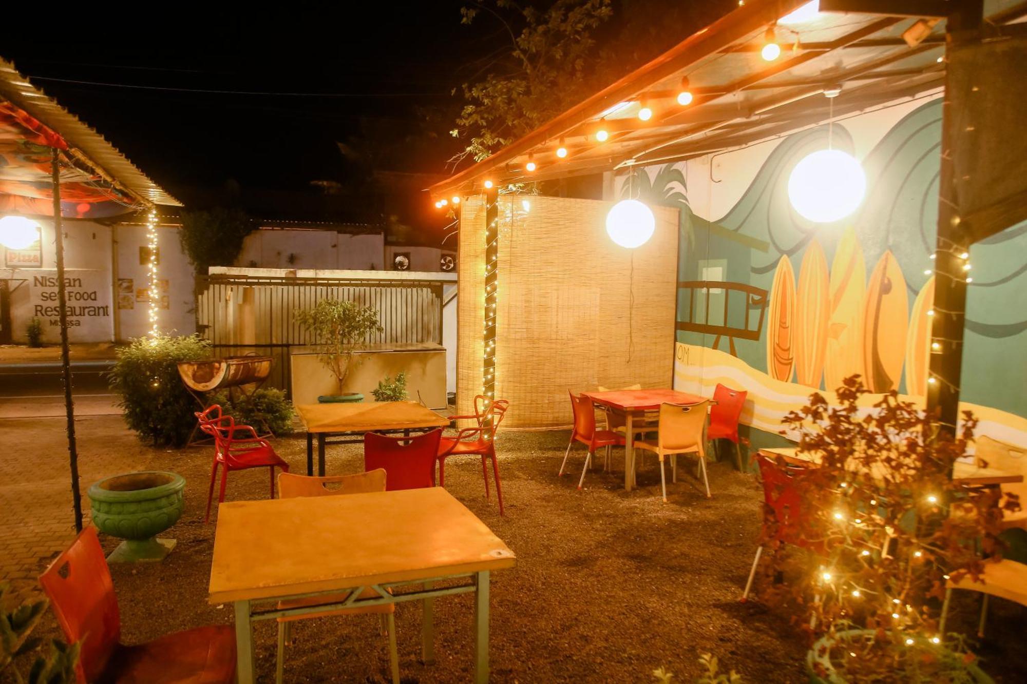 Hangover Hostels Mirissa Bagian luar foto