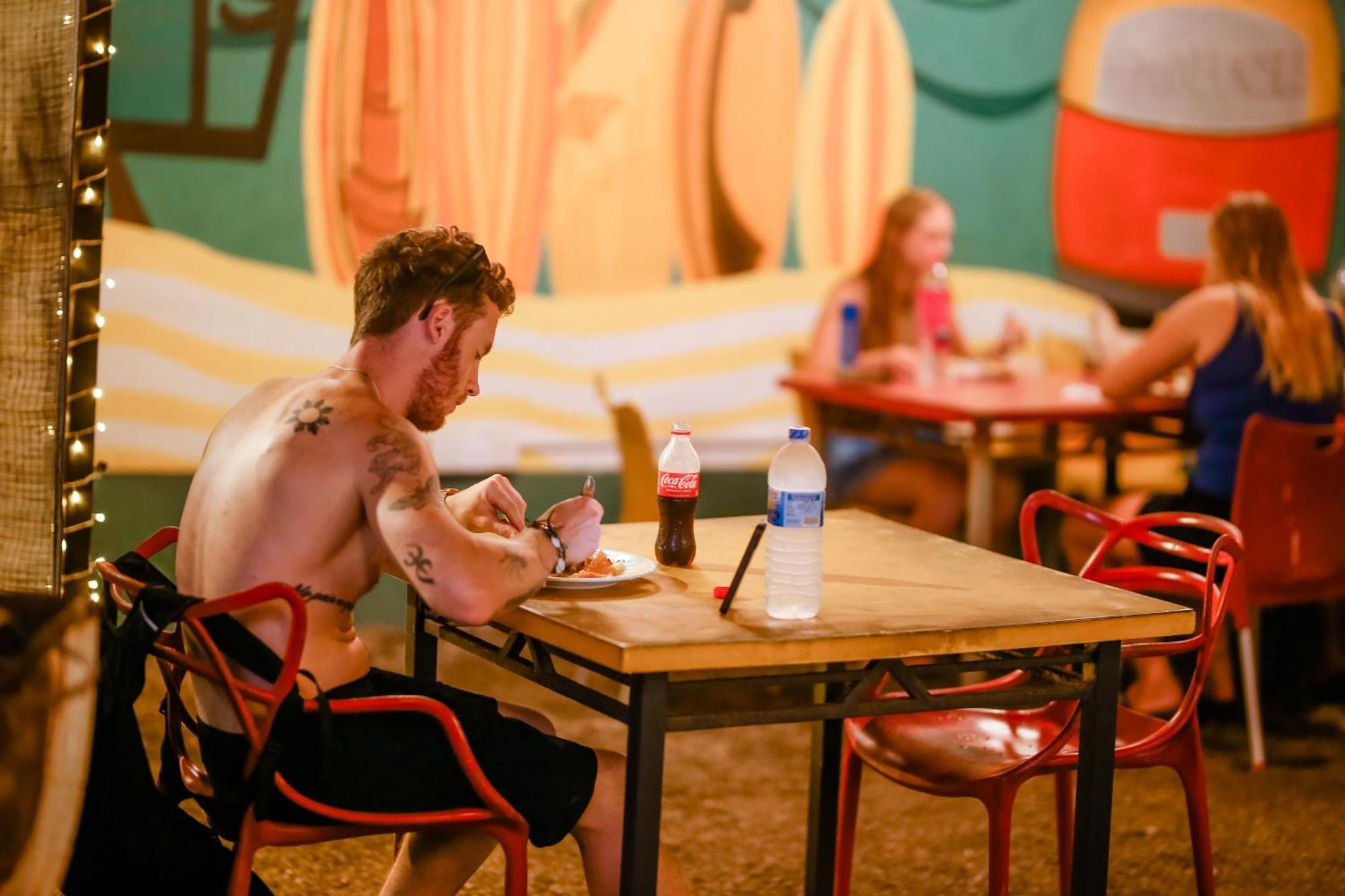 Hangover Hostels Mirissa Bagian luar foto