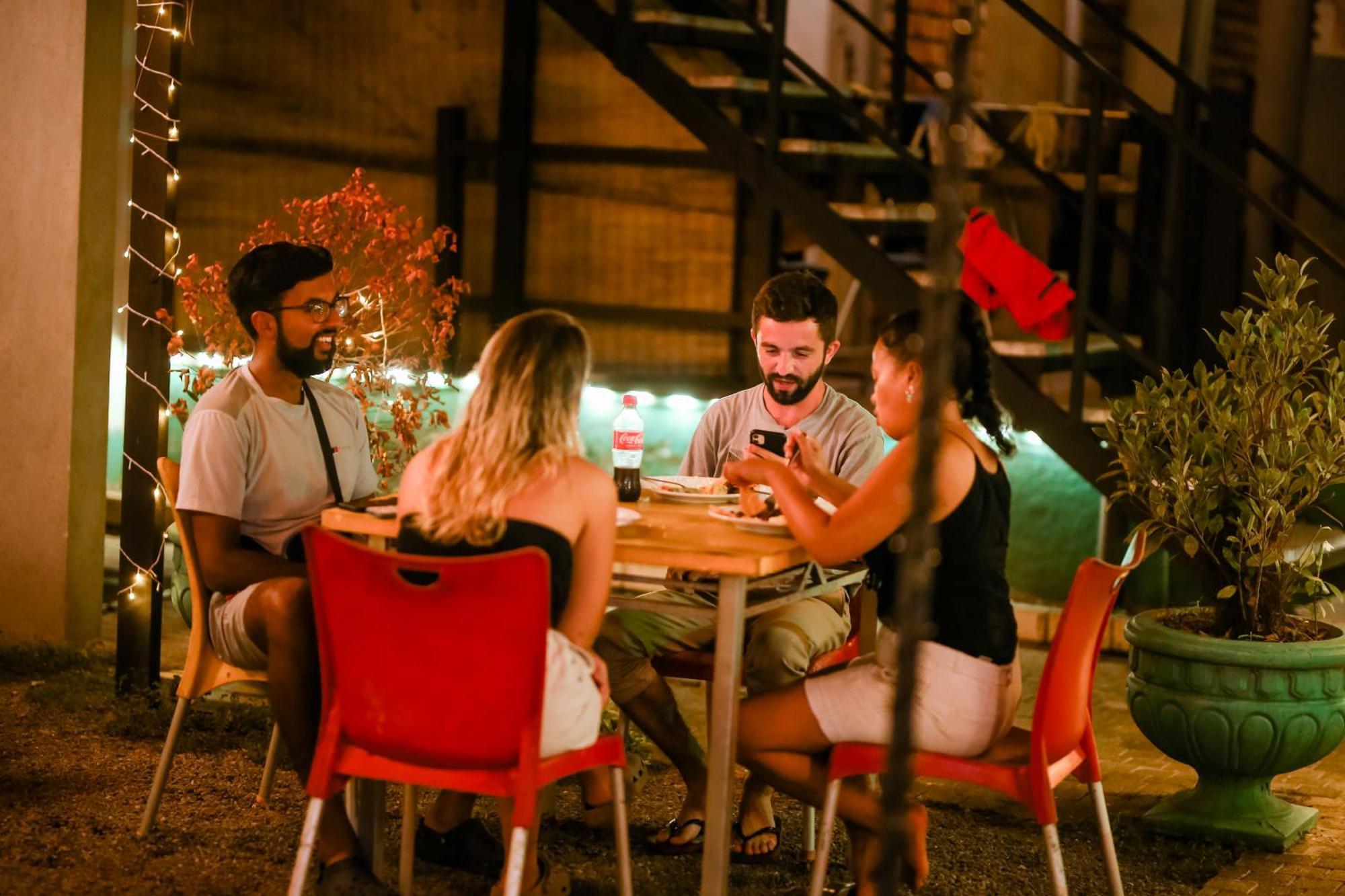 Hangover Hostels Mirissa Bagian luar foto