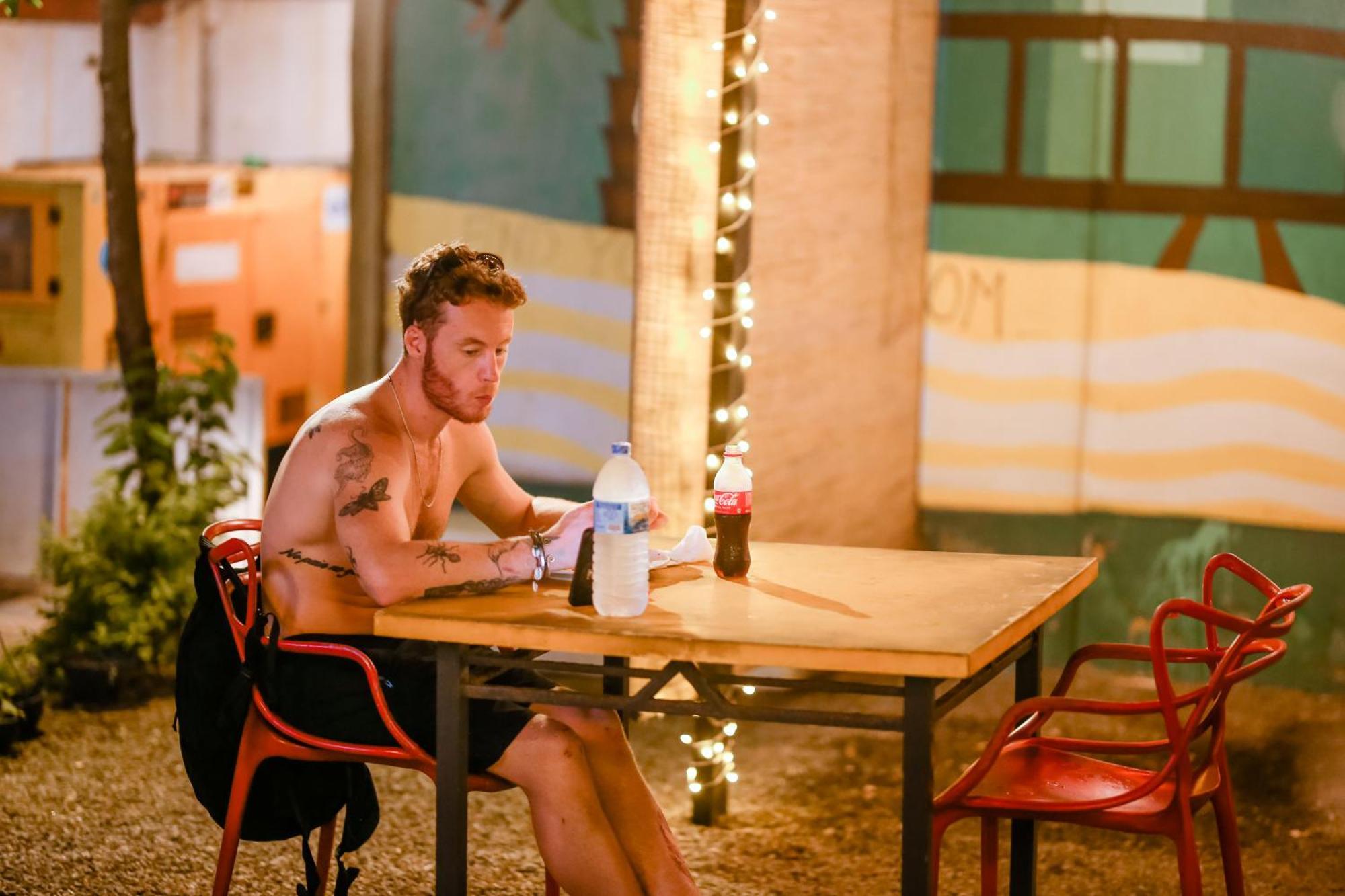 Hangover Hostels Mirissa Bagian luar foto