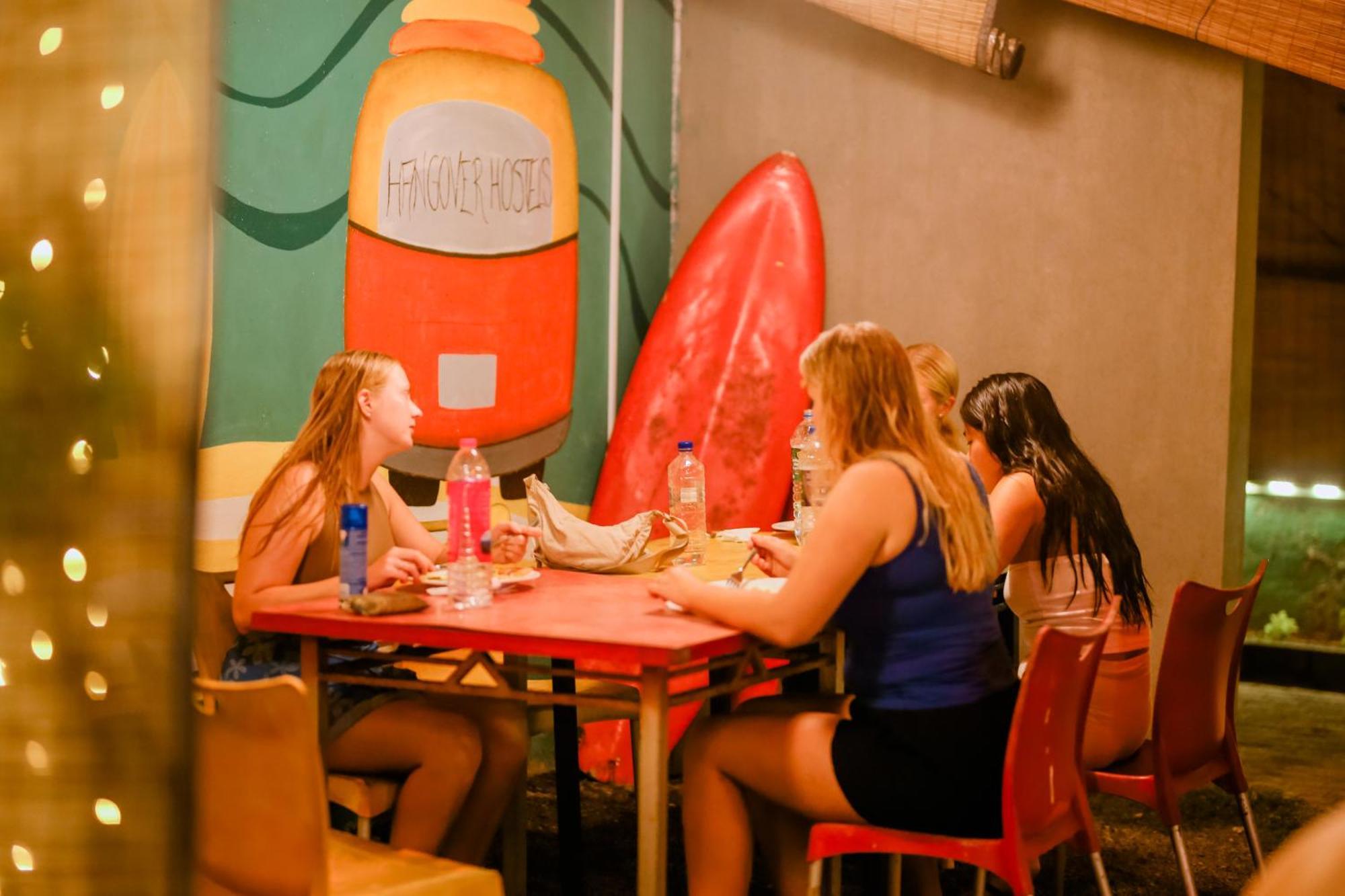 Hangover Hostels Mirissa Bagian luar foto