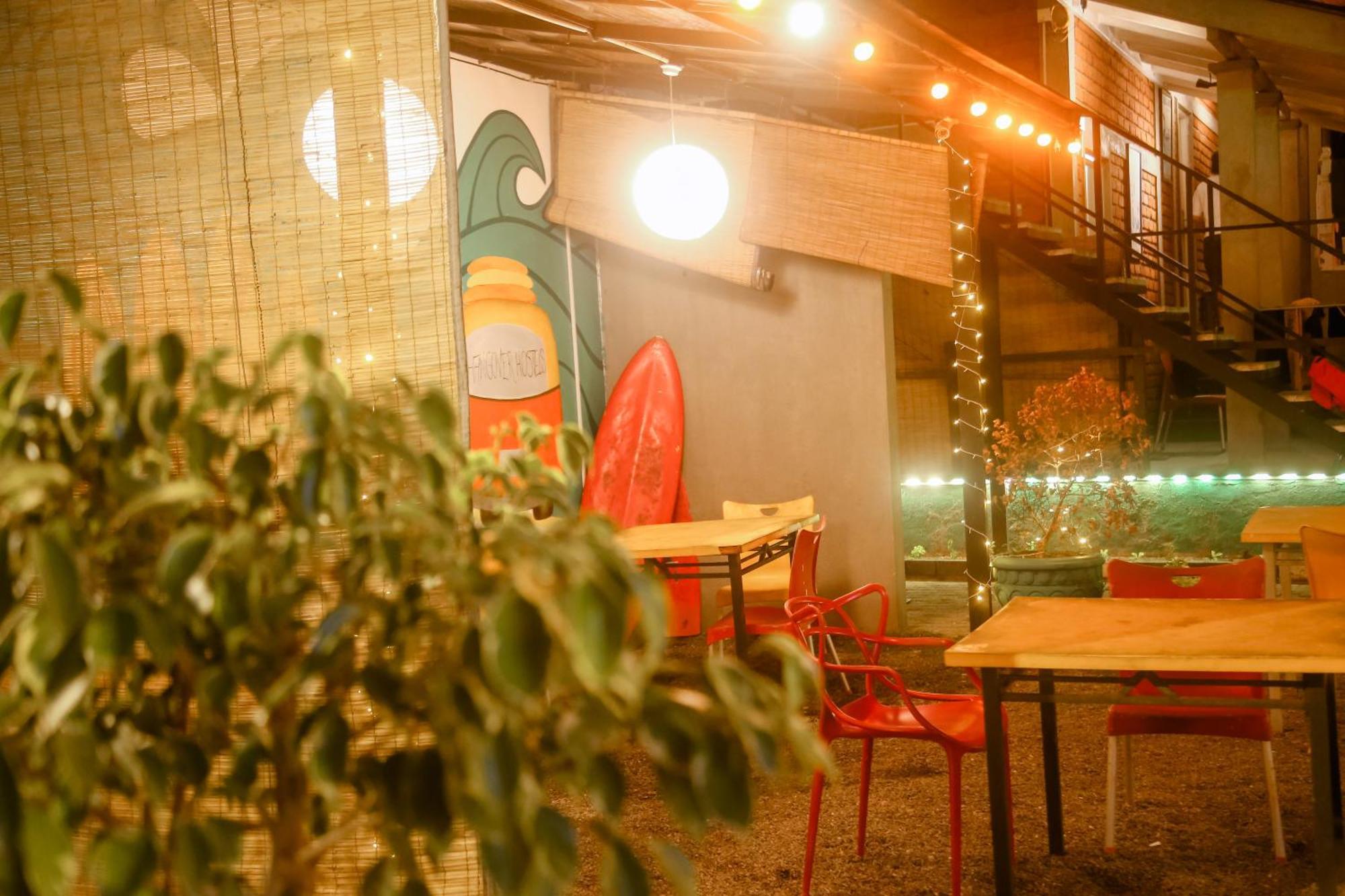 Hangover Hostels Mirissa Bagian luar foto