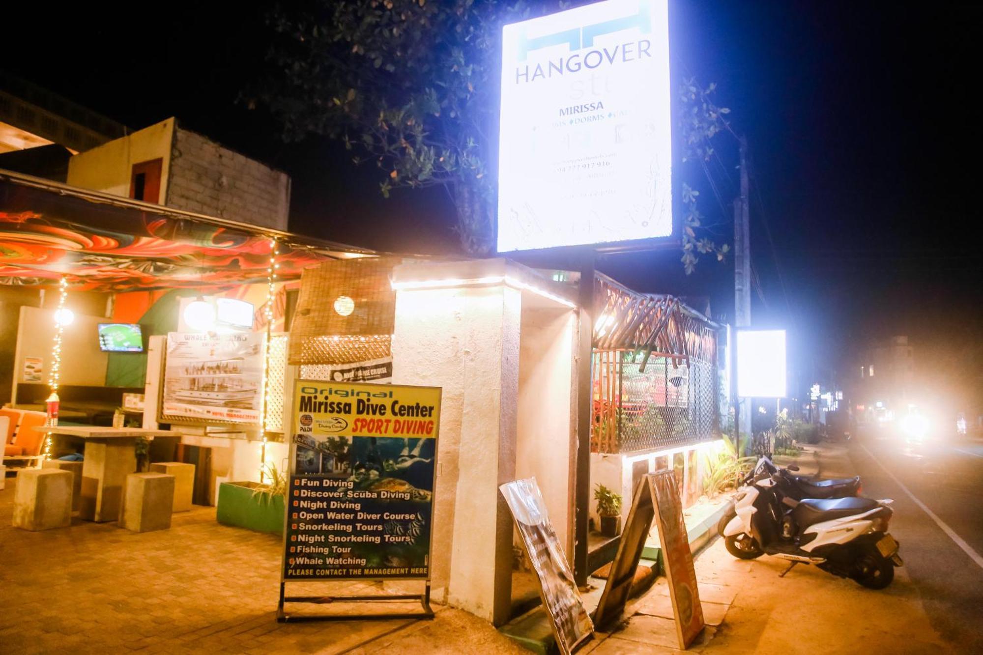 Hangover Hostels Mirissa Bagian luar foto