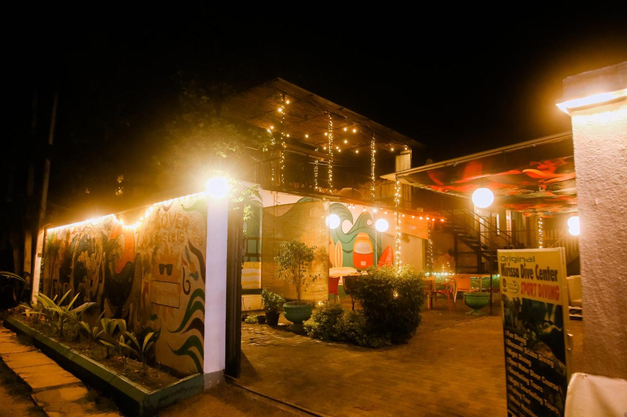 Hangover Hostels Mirissa Bagian luar foto
