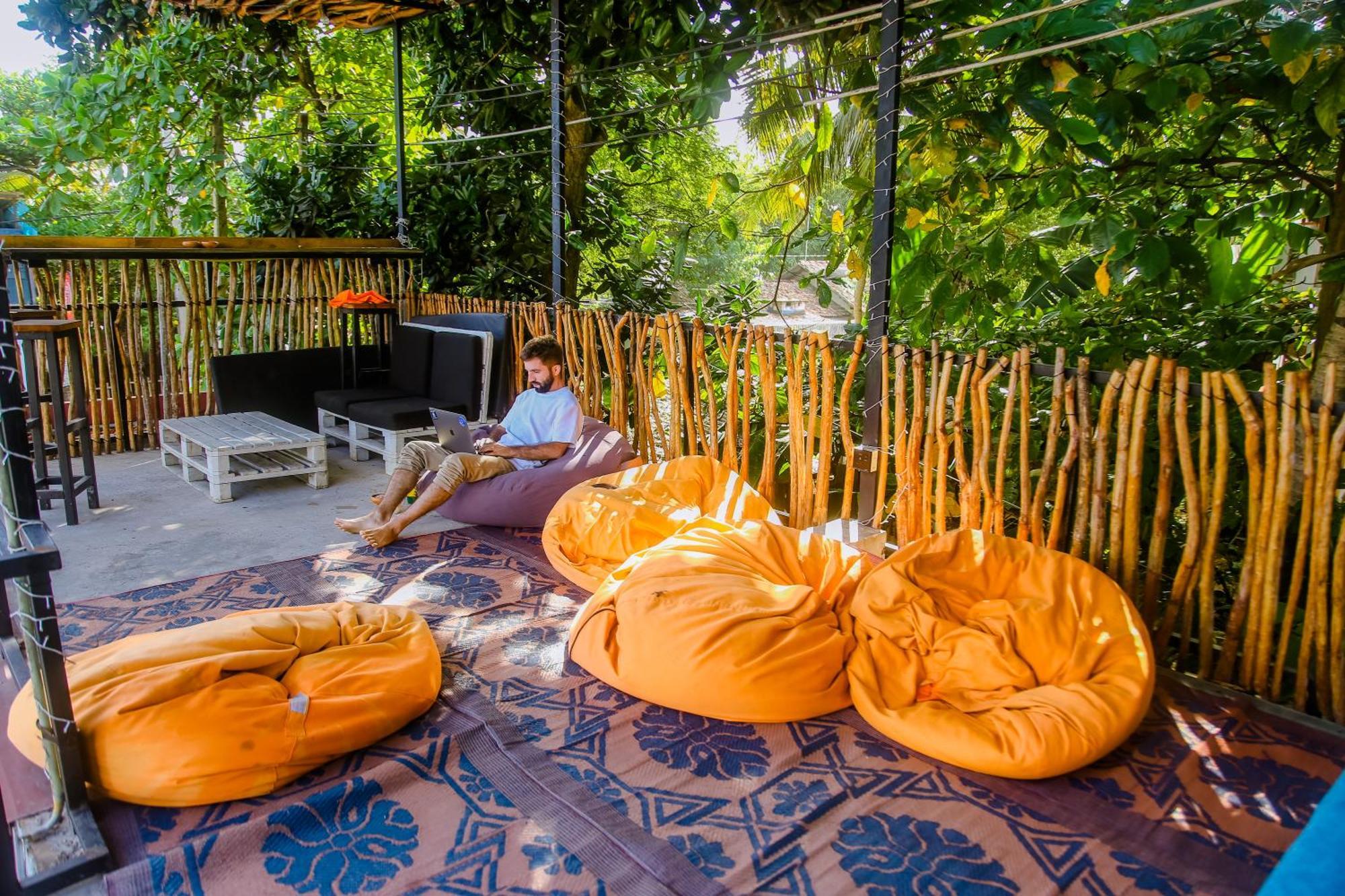 Hangover Hostels Mirissa Bagian luar foto