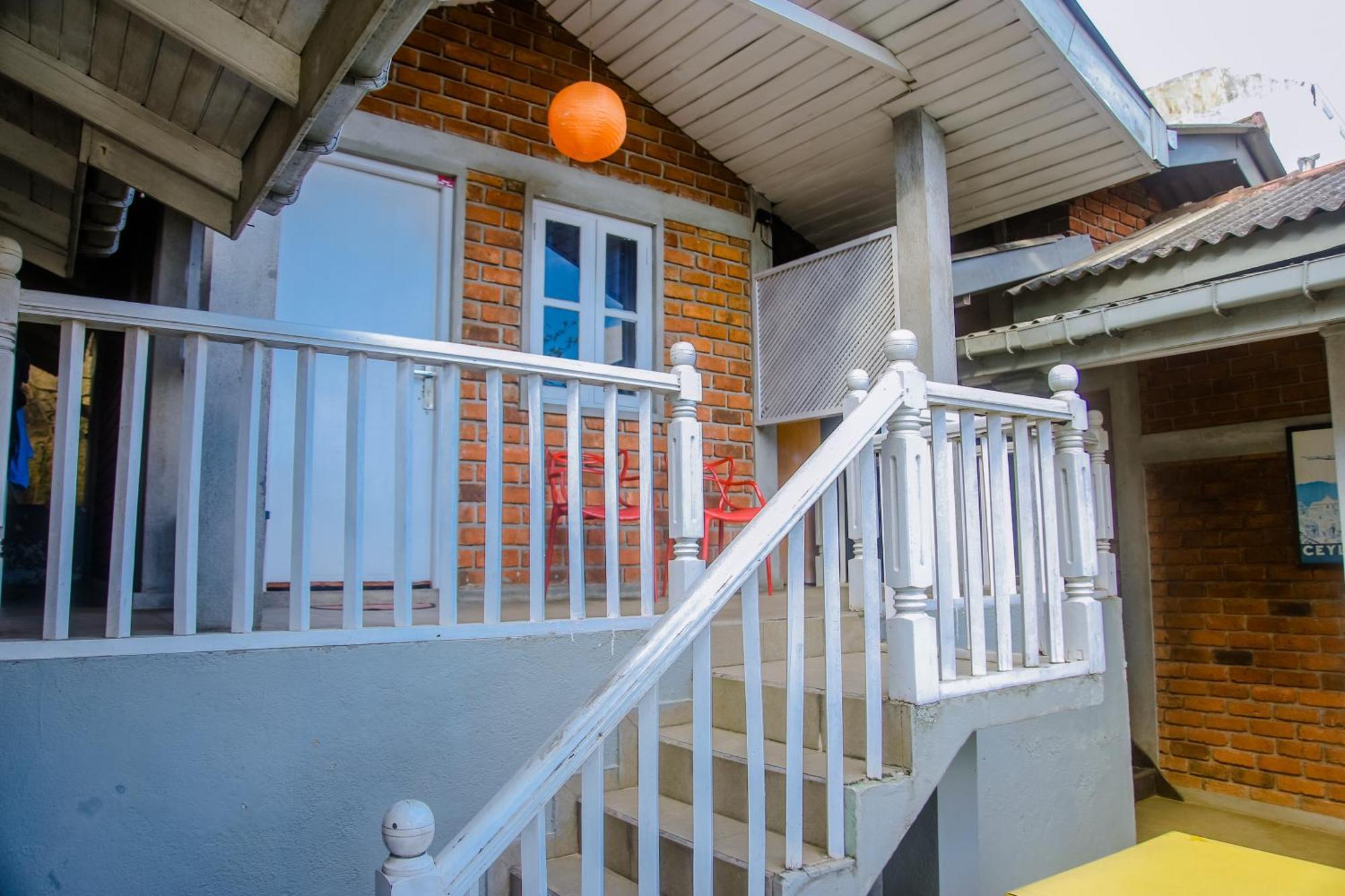 Hangover Hostels Mirissa Bagian luar foto
