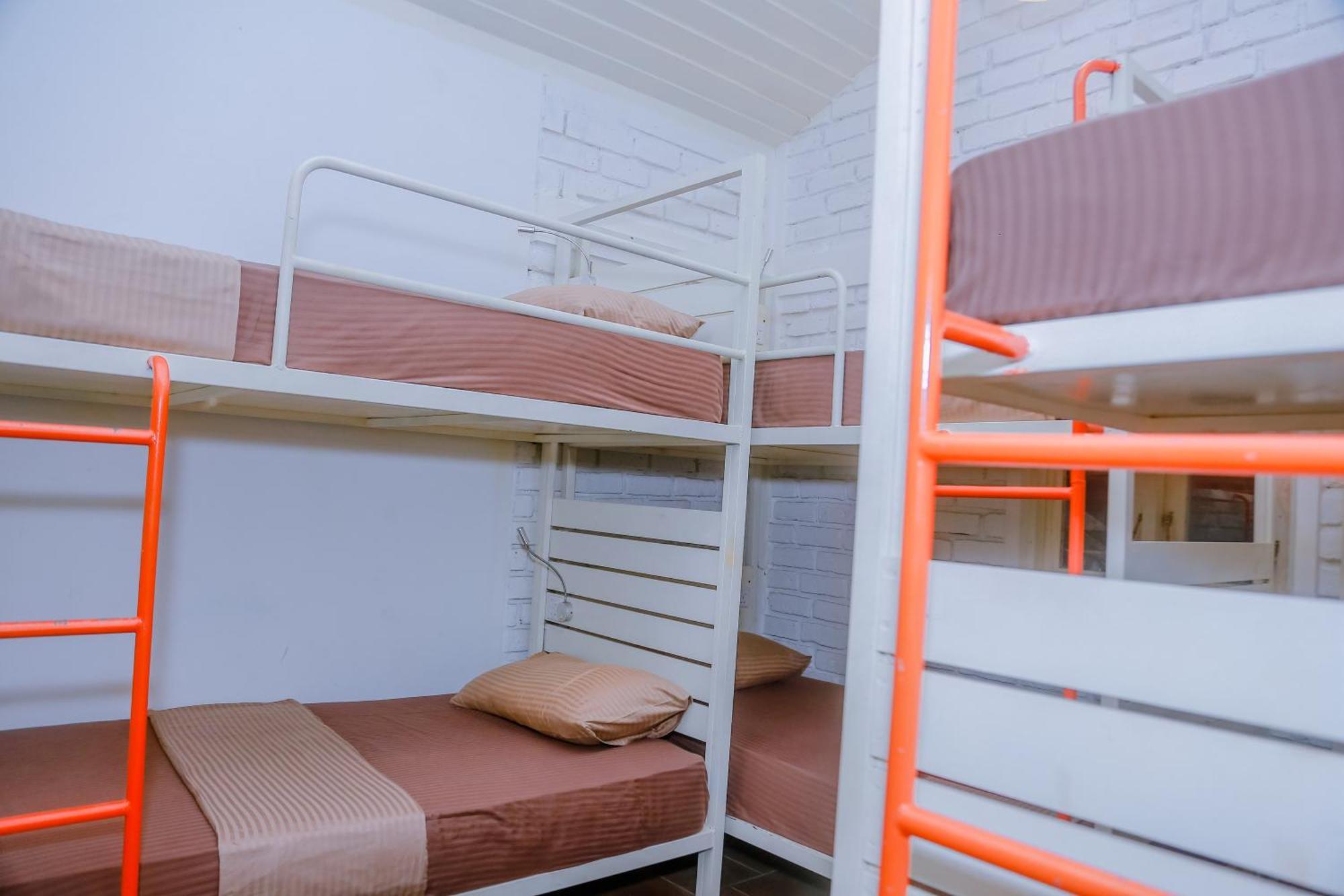 Hangover Hostels Mirissa Bagian luar foto