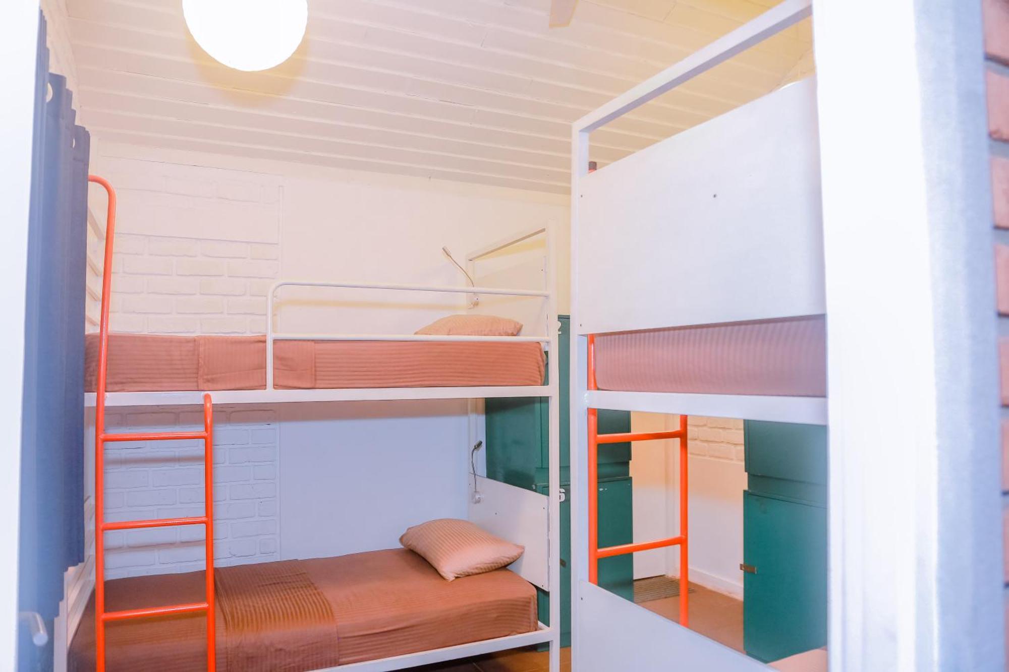 Hangover Hostels Mirissa Bagian luar foto