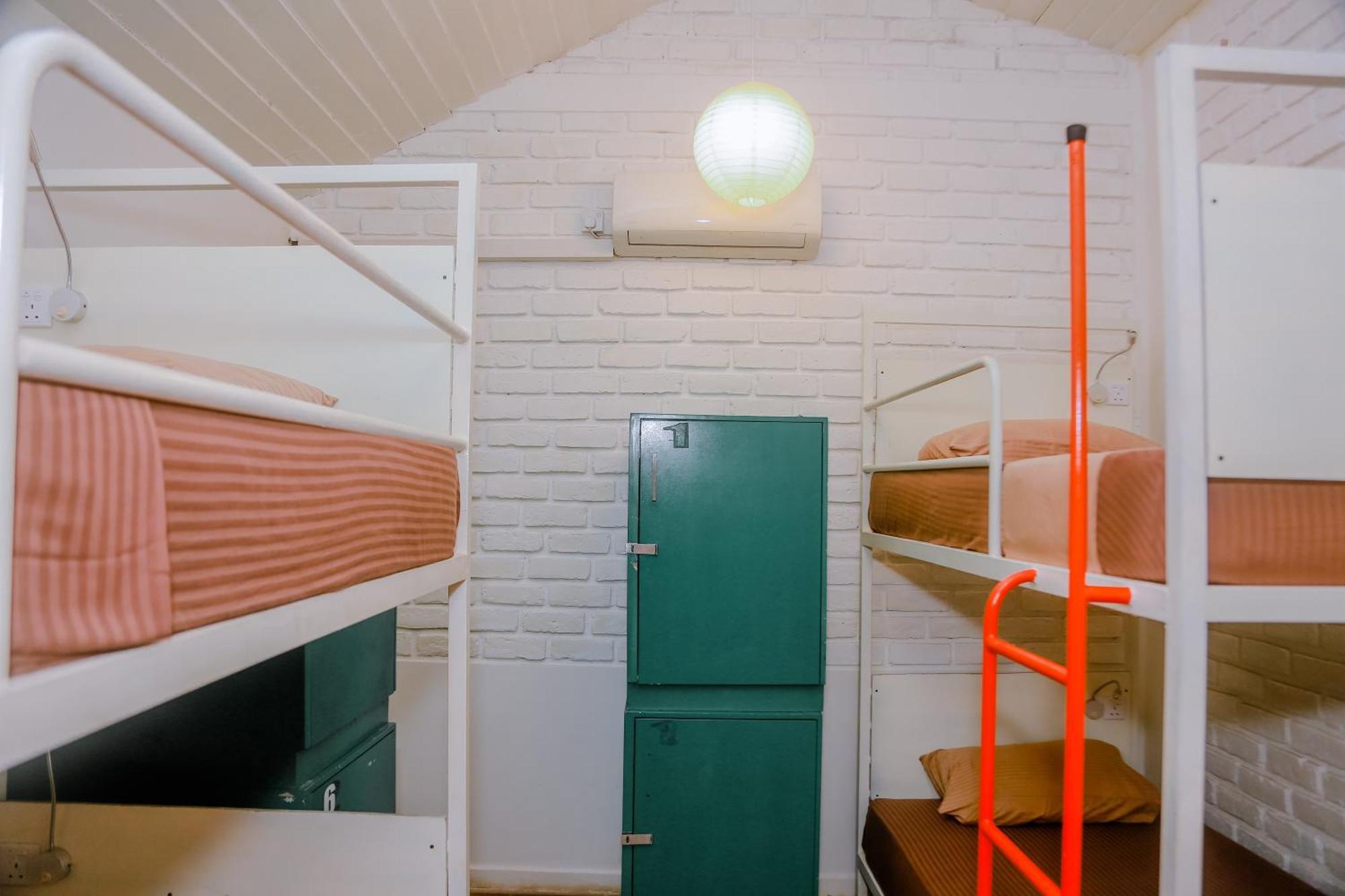 Hangover Hostels Mirissa Bagian luar foto
