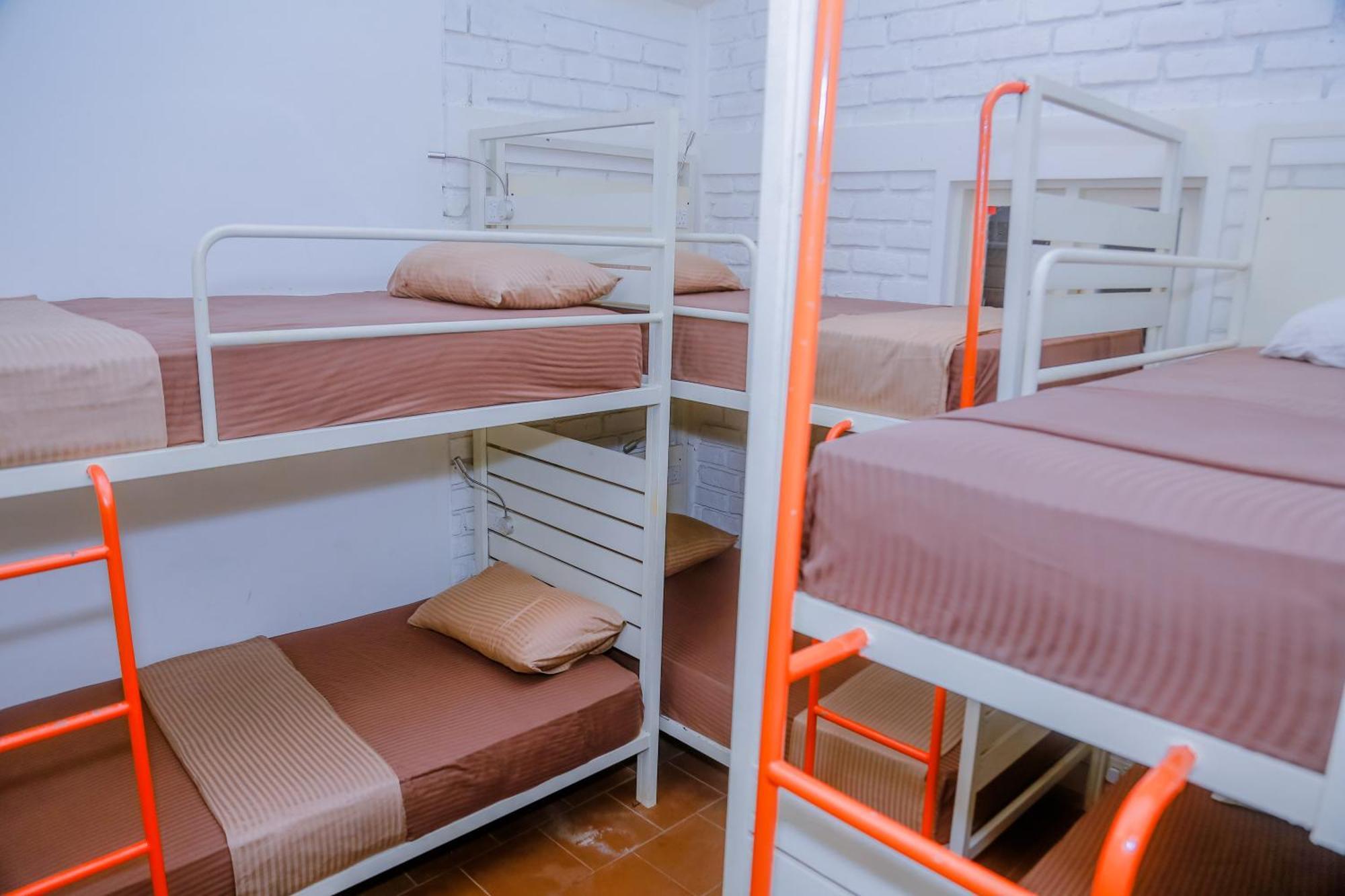 Hangover Hostels Mirissa Bagian luar foto