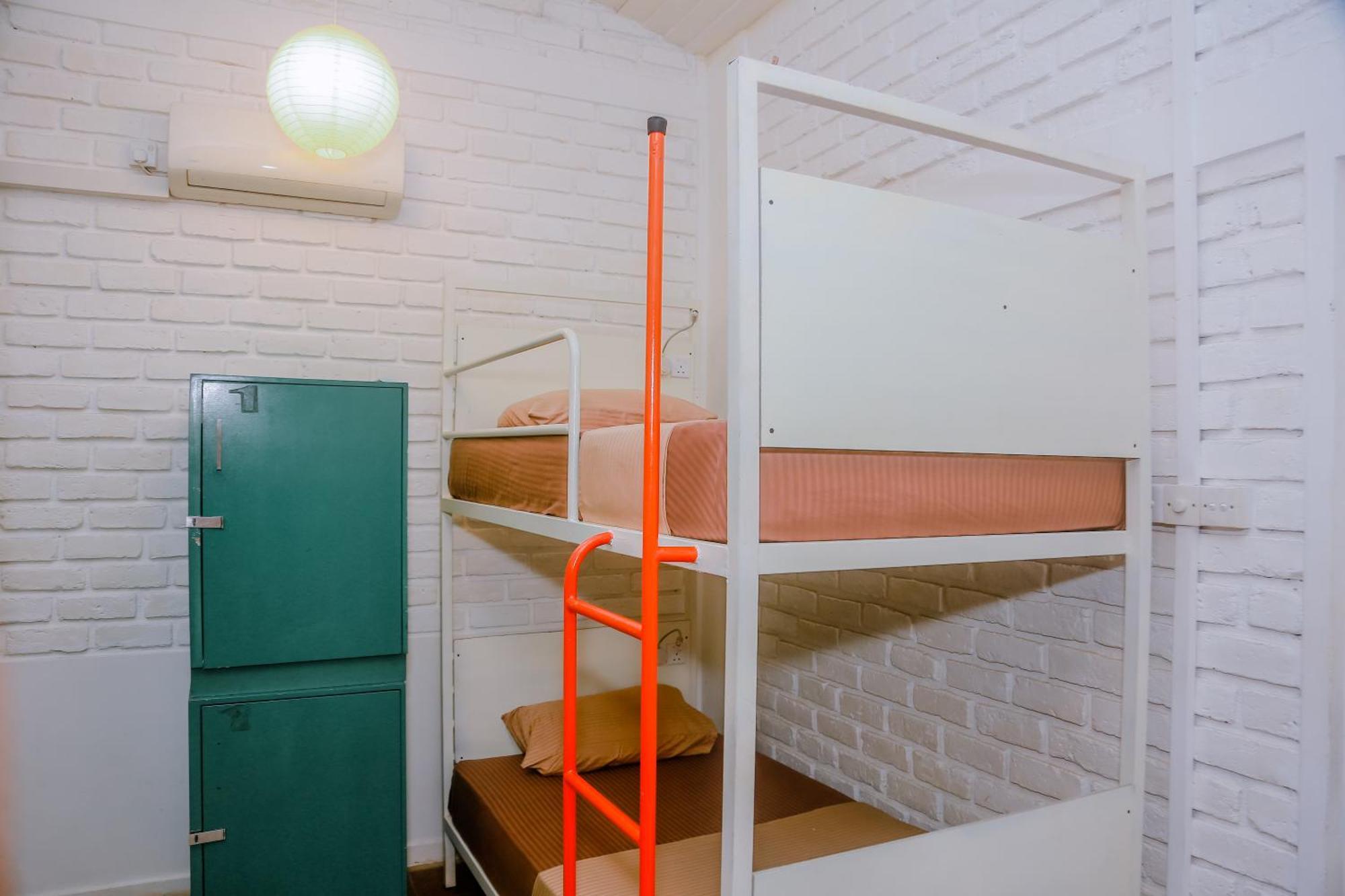 Hangover Hostels Mirissa Bagian luar foto