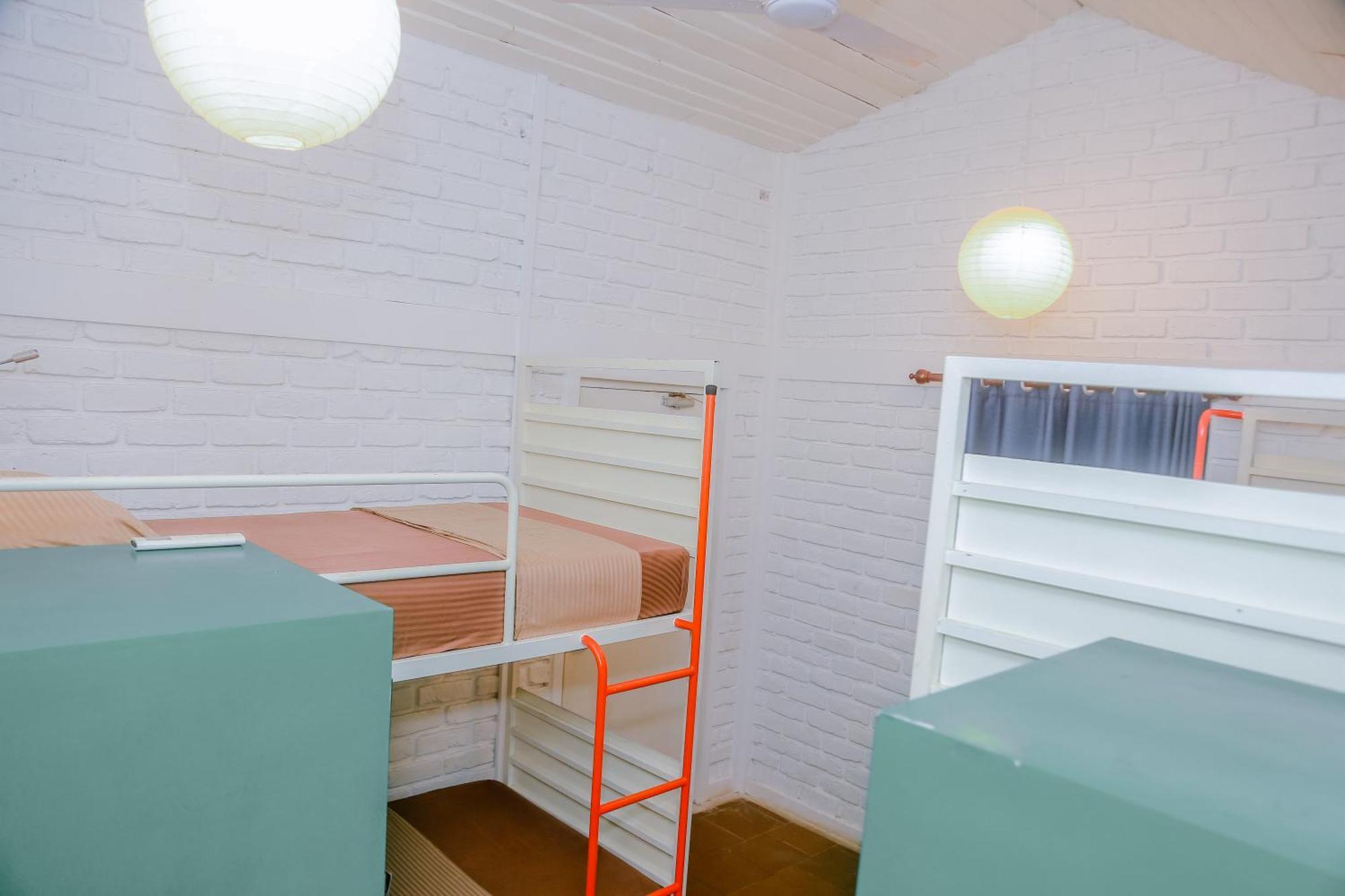 Hangover Hostels Mirissa Bagian luar foto